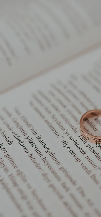 Złoty pierścionek na kartce papieru