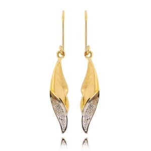 Złote kolczyki łączące elegancję i nowoczesny design.