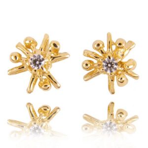 Kobieca biżuteria podkreślająca naturalny blask kamieni.