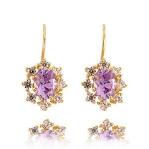 Złote kolczyki łączące elegancję i nowoczesny design.