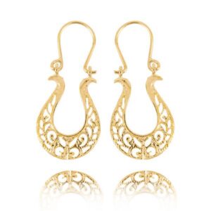 Złote kolczyki łączące elegancję i nowoczesny design.