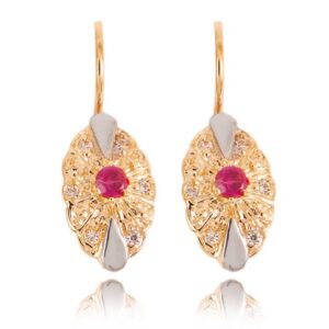 Złote kolczyki łączące elegancję i nowoczesny design.