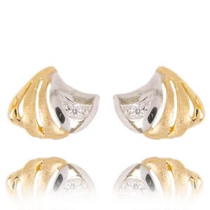 Złote kolczyki łączące elegancję i nowoczesny design.