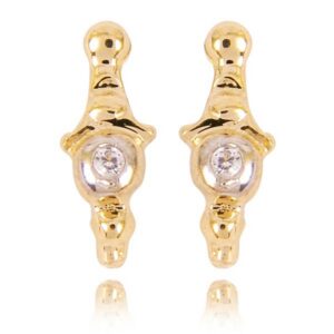 Złote kolczyki łączące elegancję i nowoczesny design.