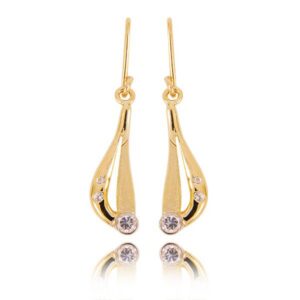 Złote kolczyki o klasycznej i ponadczasowej formie.