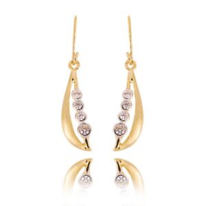 Eleganckie kolczyki ze złota z subtelnym blaskiem kamieni.