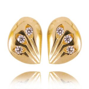 Eleganckie kolczyki ze złota z subtelnym blaskiem kamieni.