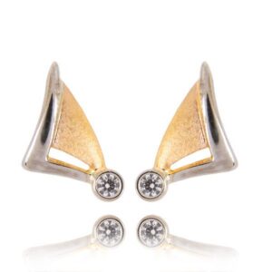 Złote kolczyki łączące elegancję i nowoczesny design.