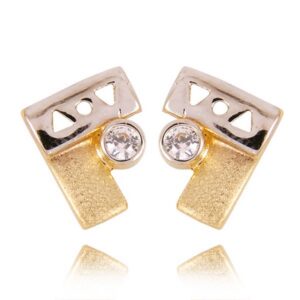Klasyczne kolczyki ze złota z dekoracyjnym kamieniem.