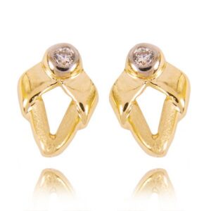 Delikatne kolczyki idealne do codziennej i wieczorowej stylizacji.