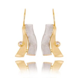 Klasyczne kolczyki ze złota z dekoracyjnym kamieniem.