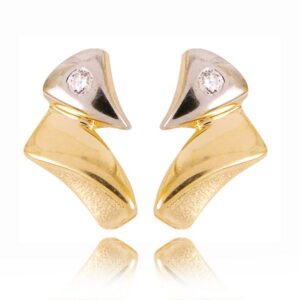 Eleganckie kolczyki ze złota z subtelnym blaskiem kamieni.