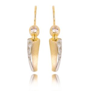 Złote kolczyki łączące elegancję i nowoczesny design.