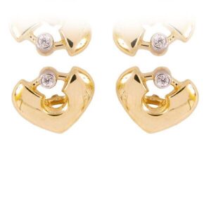 Złote kolczyki łączące elegancję i nowoczesny design.