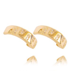 Złote kolczyki łączące elegancję i nowoczesny design.