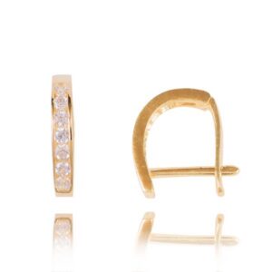 Subtelne kolczyki stworzone z myślą o komforcie noszenia.