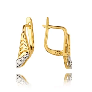 Złote kolczyki o klasycznej i ponadczasowej formie.