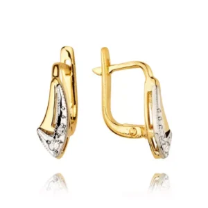 Złote kolczyki łączące elegancję i nowoczesny design.