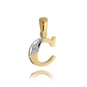 Złota literka jako wyjątkowy detal.