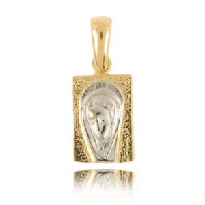 Złoty krzyżyk o symbolicznym znaczeniu.