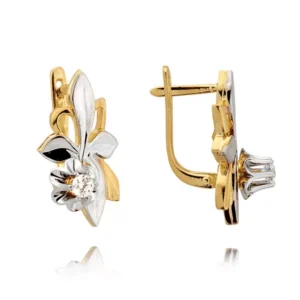 Złote kolczyki o klasycznej i ponadczasowej formie.