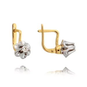 Stylowe kolczyki wykonane z wysokiej jakości złota.