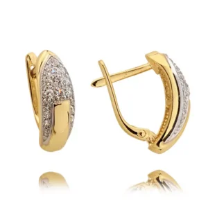 Eleganckie kolczyki ze złota z subtelnym blaskiem kamieni.