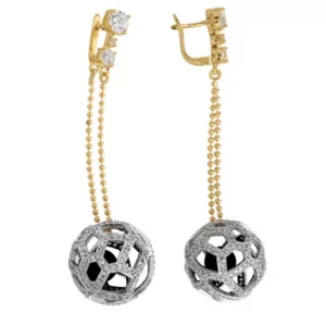 Złote kolczyki łączące elegancję i nowoczesny design.