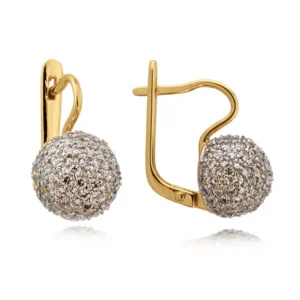 Złote kolczyki o klasycznej i ponadczasowej formie.