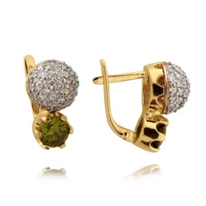 Eleganckie kolczyki ze złota z subtelnym blaskiem kamieni.