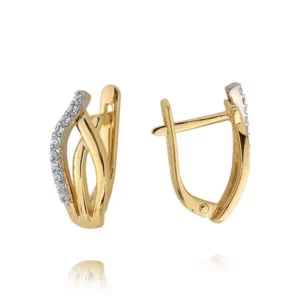 Złote kolczyki o klasycznej i ponadczasowej formie.