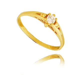 Pierścionek ze złota łączący klasykę z nowoczesnością.