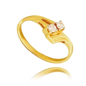 Złoty pierścionek podkreślający subtelny blask kamieni.