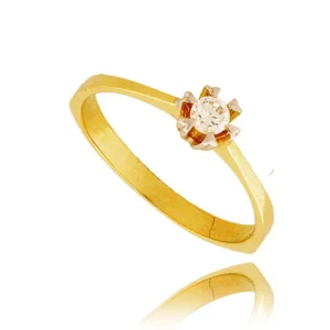 Złoty pierścionek podkreślający subtelny blask kamieni.