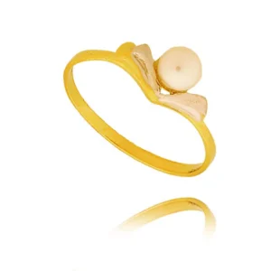 Pierścionek ze złota łączący klasykę z nowoczesnością.