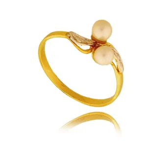 Złoty pierścionek podkreślający subtelny blask kamieni.