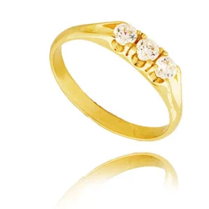 Złoty pierścionek podkreślający subtelny blask kamieni.