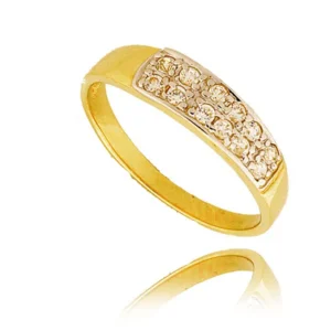 Złoty pierścionek podkreślający subtelny blask kamieni.