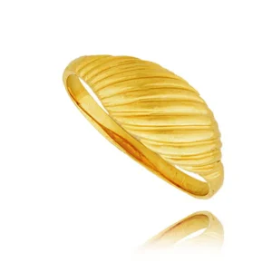 Złoty pierścionek podkreślający subtelny blask kamieni.