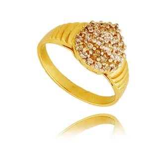 Złoty pierścionek podkreślający subtelny blask kamieni.