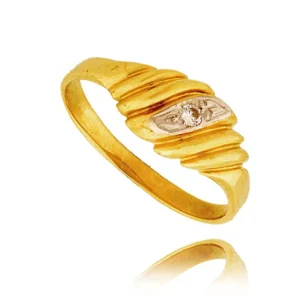 Pierścionek ze złota łączący klasykę z nowoczesnością.