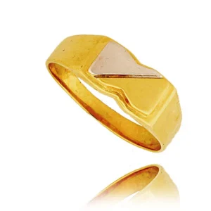 Złoty pierścionek podkreślający subtelny blask kamieni.