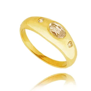 Złoty pierścionek podkreślający subtelny blask kamieni.