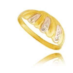 Złoty pierścionek podkreślający subtelny blask kamieni.