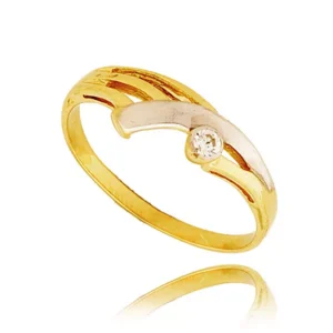 Złoty pierścionek podkreślający subtelny blask kamieni.