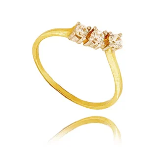 Złoty pierścionek podkreślający subtelny blask kamieni.