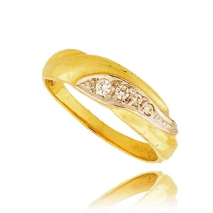 Złoty pierścionek podkreślający subtelny blask kamieni.