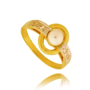 Złoty pierścionek podkreślający subtelny blask kamieni.