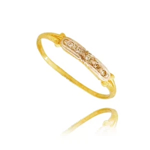 Pierścionek ze złota łączący klasykę z nowoczesnością.