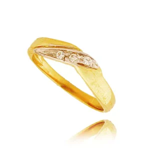 Delikatny pierścionek wykonany z wysokiej jakości złota.